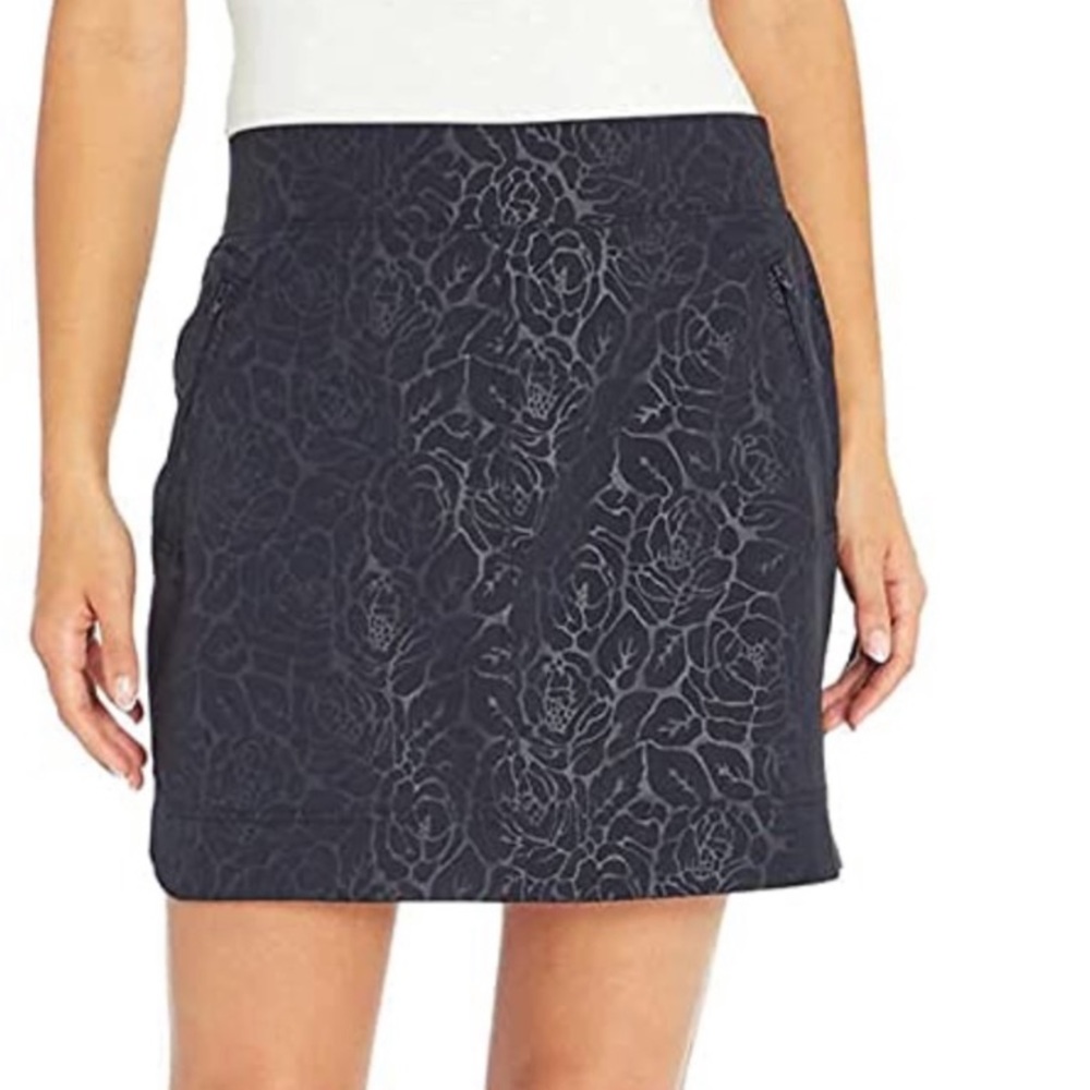 Orvis Black Rose Embossed Print Travel Skort L